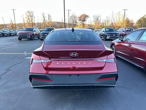 2025 Hyundai ELANTRA SE