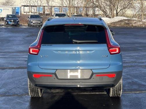 2025 Volvo XC40 B5 Plus Dark Theme