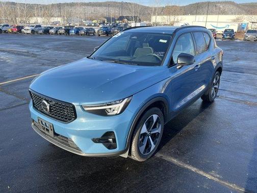 2025 Volvo XC40 B5 Plus Dark Theme