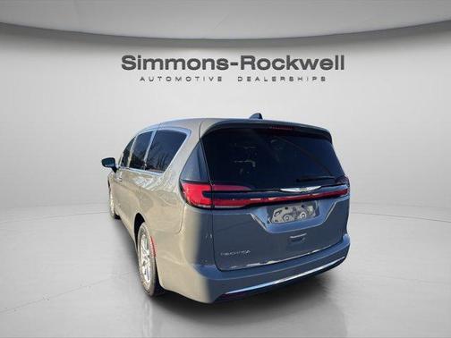 2025 Chrysler Pacifica Select