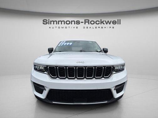 Bright White Clearcoat 2023 Jeep Grand Cherokee Laredo