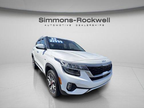 Snow White Pearl 2023 Kia Seltos SX