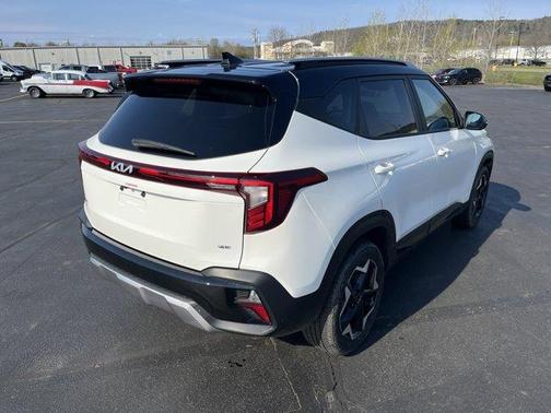 Clear White / Black Roof 2025 Kia Seltos S