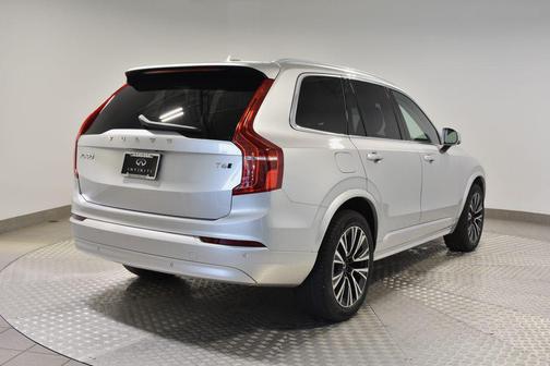 2022 Volvo XC90 T6 Momentum