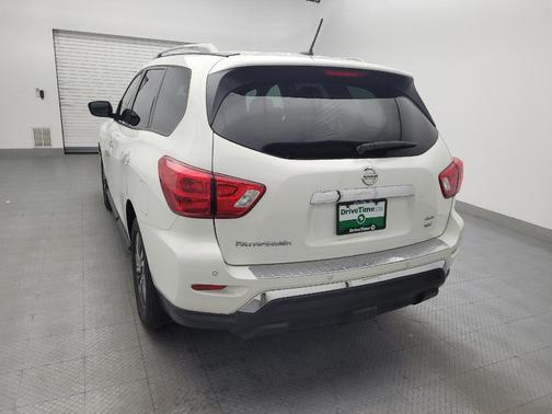 White 2017 Nissan Pathfinder SV