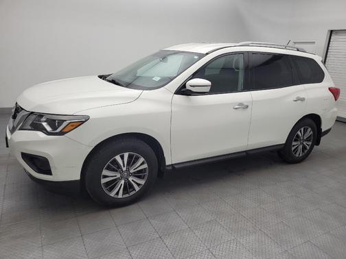 White 2017 Nissan Pathfinder SV