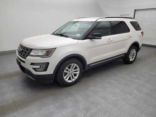 White Platinum Metallic Tri-Coat 2017 Ford Explorer XLT