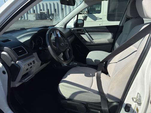 Crystal White Pearl 2017 Subaru Forester 2.5i