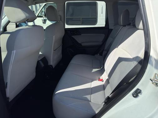 Crystal White Pearl 2017 Subaru Forester 2.5i