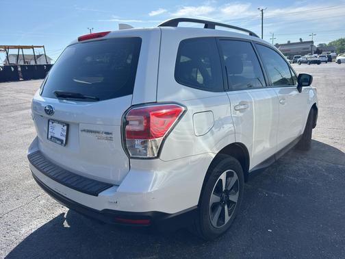 Crystal White Pearl 2017 Subaru Forester 2.5i