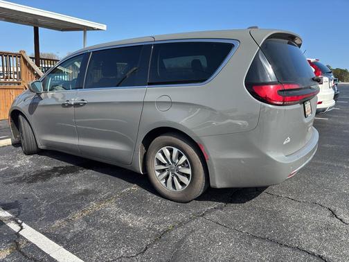 2022 Chrysler Pacifica Hybrid Touring L