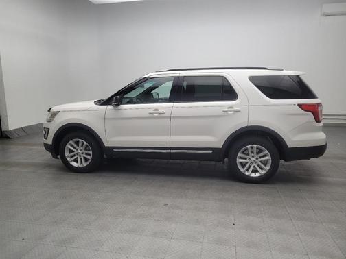 White Platinum Metallic Tri-Coat 2017 Ford Explorer XLT
