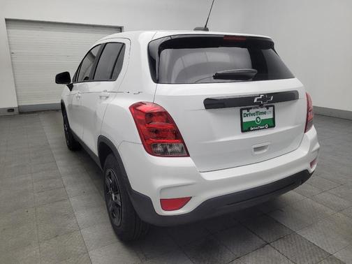 Summit White 2022 Chevrolet Trax LS