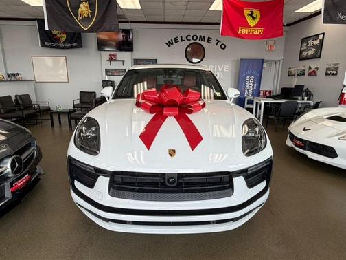 Carrara White Metallic 2024 Porsche Macan T
