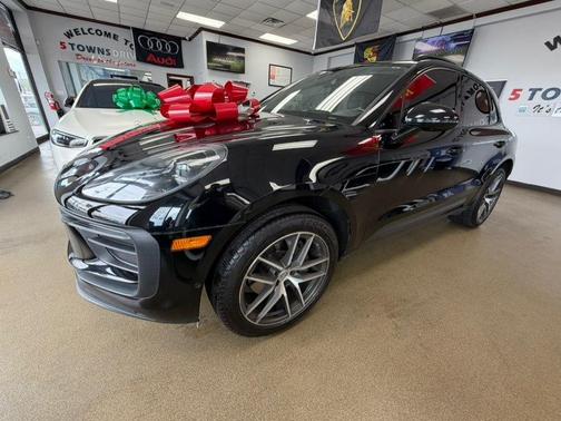Jet Black Metallic 2022 Porsche Macan Macan