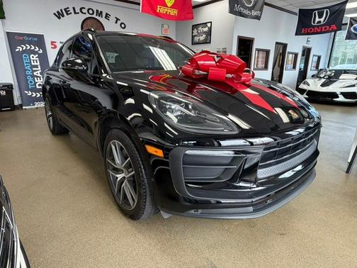 Jet Black Metallic 2022 Porsche Macan Macan