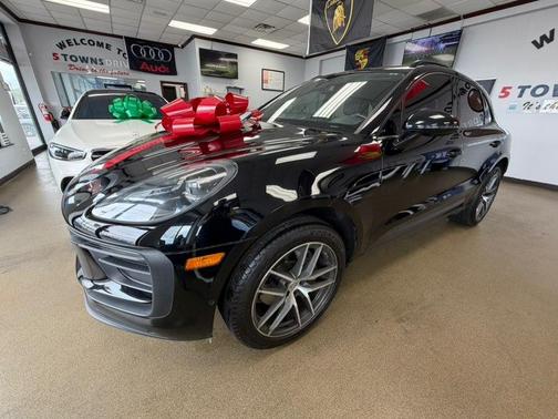 Jet Black Metallic 2022 Porsche Macan Macan