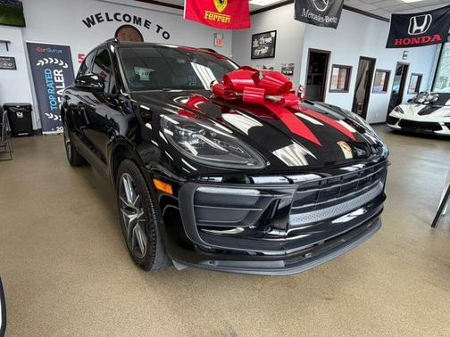 Jet Black Metallic 2022 Porsche Macan Macan