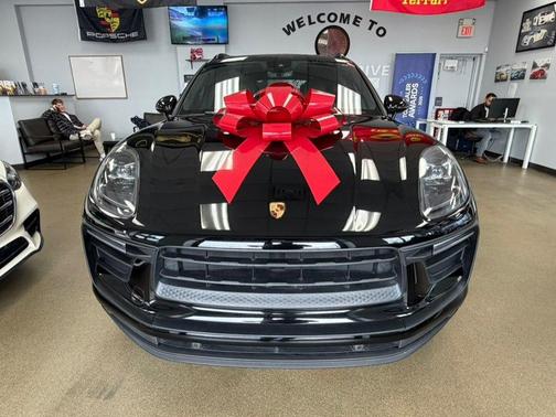 Jet Black Metallic 2022 Porsche Macan Macan
