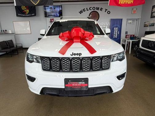 Bright White Clearcoat 2021 Jeep Grand Cherokee Laredo