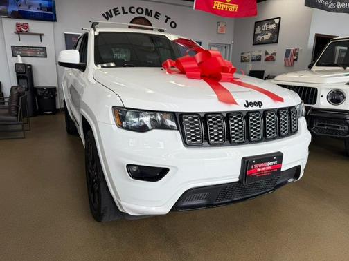 Bright White Clearcoat 2021 Jeep Grand Cherokee Laredo