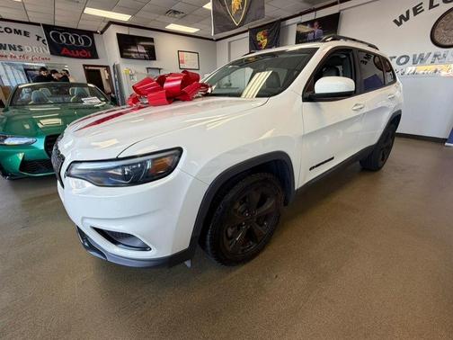Pearl White Pearlcoat 2019 Jeep Cherokee Altitude