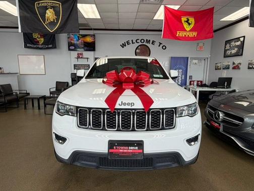 Bright White Clearcoat 2019 Jeep Grand Cherokee Laredo