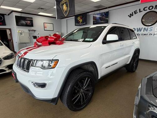 Bright White Clearcoat 2019 Jeep Grand Cherokee Laredo
