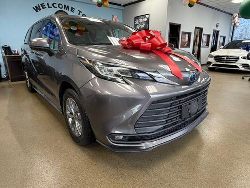 2022 Toyota Sienna LE