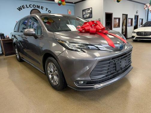 2022 Toyota Sienna LE