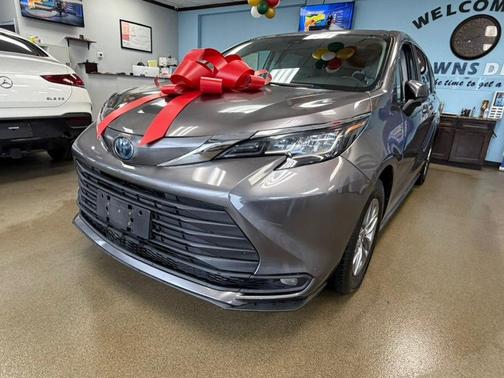2022 Toyota Sienna LE