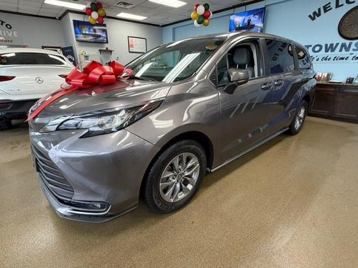 2022 Toyota Sienna LE