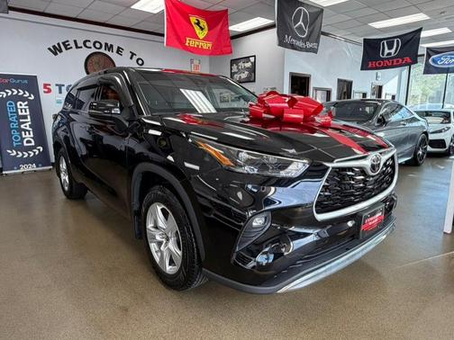 Midnight Black Metallic 2022 Toyota Highlander LE