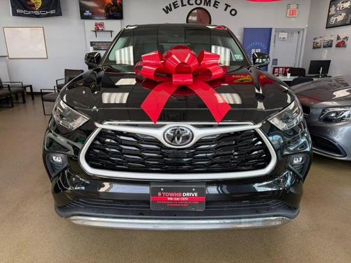 Midnight Black Metallic 2022 Toyota Highlander LE