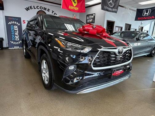 Midnight Black Metallic 2022 Toyota Highlander LE