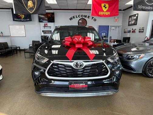 Midnight Black Metallic 2022 Toyota Highlander LE
