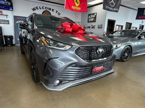 Magnetic Gray Metallic 2025 Toyota Highlander XSE