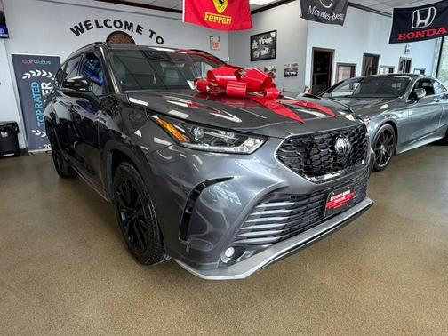 Magnetic Gray Metallic 2025 Toyota Highlander XSE