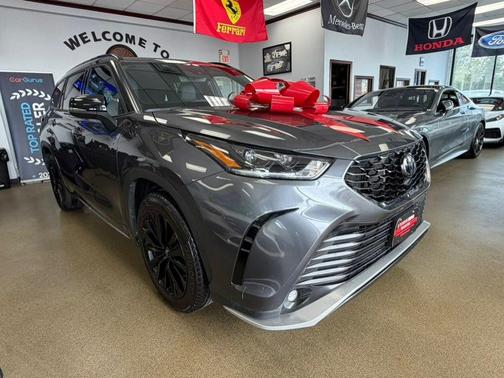 Magnetic Gray Metallic 2025 Toyota Highlander XSE