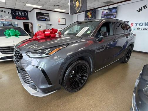 Magnetic Gray Metallic 2025 Toyota Highlander XSE