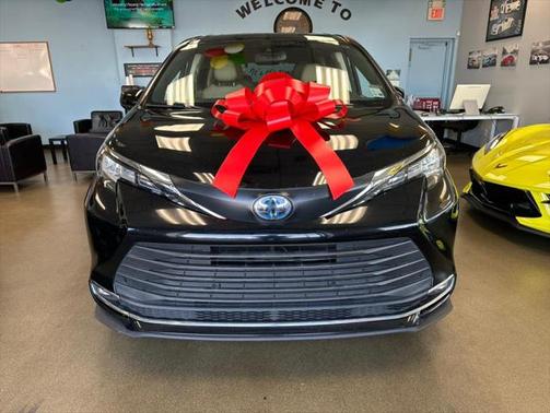 2021 Toyota Sienna XLE 8 Passenger