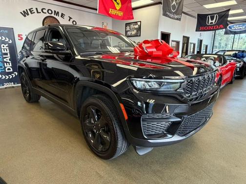 Diamond Black Crystal Pearlcoat 2023 Jeep Grand Cherokee Altitude