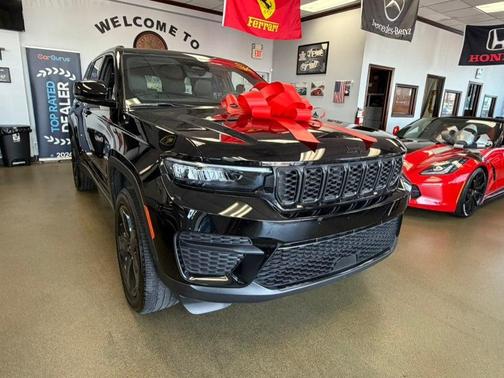 Diamond Black Crystal Pearlcoat 2023 Jeep Grand Cherokee Altitude