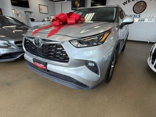 Celestial Silver Metallic 2022 Toyota Highlander XLE