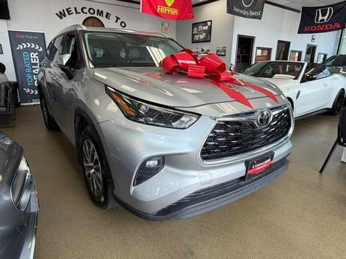 Celestial Silver Metallic 2022 Toyota Highlander XLE
