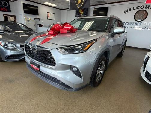 Celestial Silver Metallic 2022 Toyota Highlander XLE