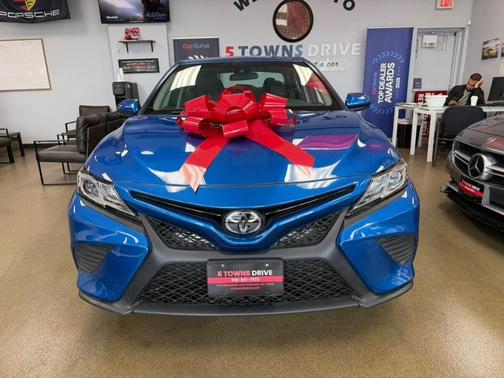 Blue Crush Metallic 2018 Toyota Camry SE