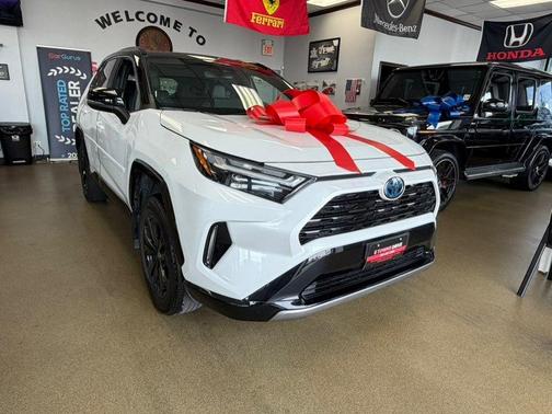 Wind Chill Pearl/Midnight Black Metallic 2023 Toyota RAV4 Hybrid SE