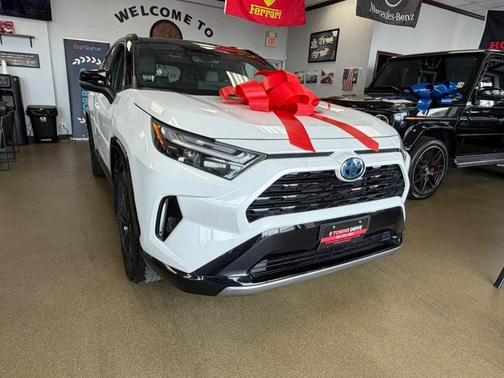 Wind Chill Pearl/Midnight Black Metallic 2023 Toyota RAV4 Hybrid SE