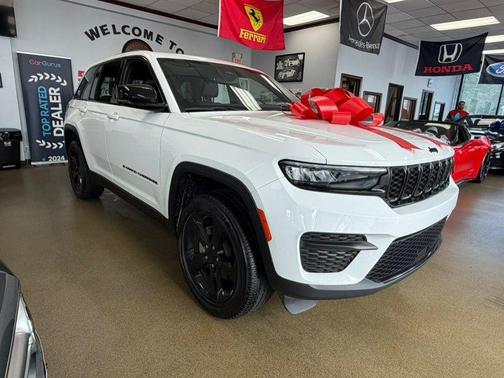 Bright White Clearcoat 2023 Jeep Grand Cherokee Altitude
